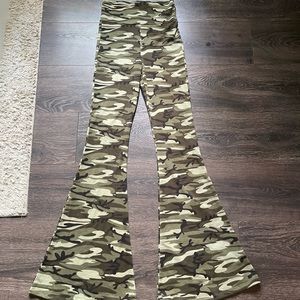 Edikted camo flared leggings